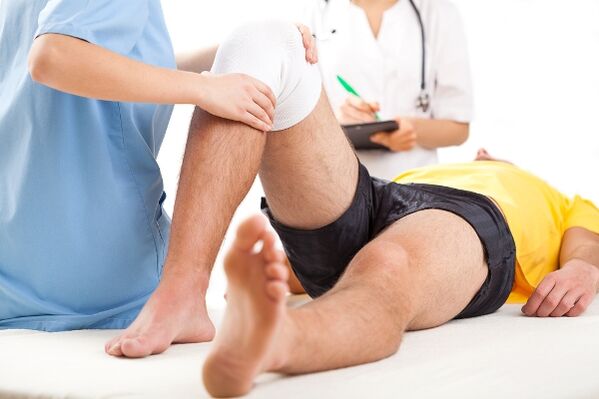 The doctor chooses the treatment regimen for a patient with arthrosis after a diagnostic examination